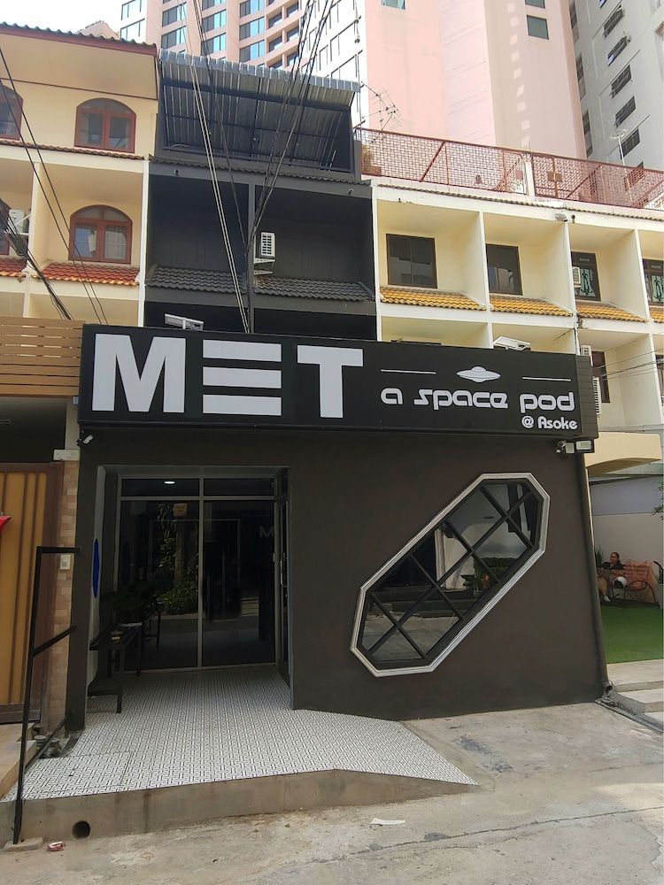 undefined Met a Space Pod at Asoke