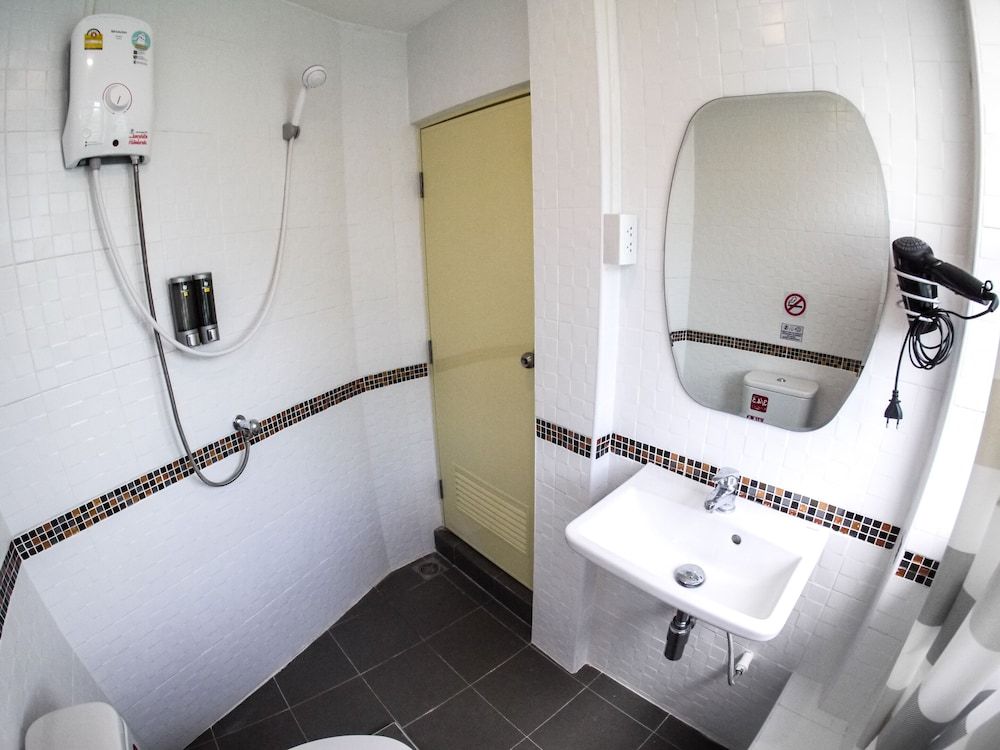 Bed De Bell Hostel Family Room with a Private Bathroom 8