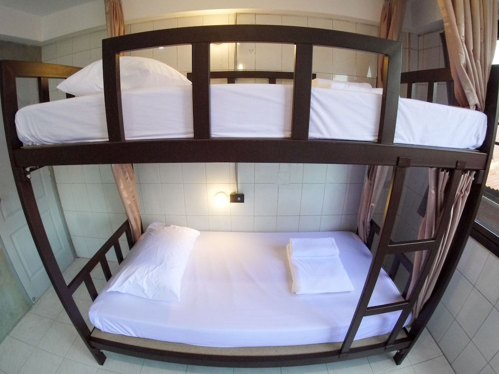 Bed De Bell Hostel Family Room with a Private Bathroom 4