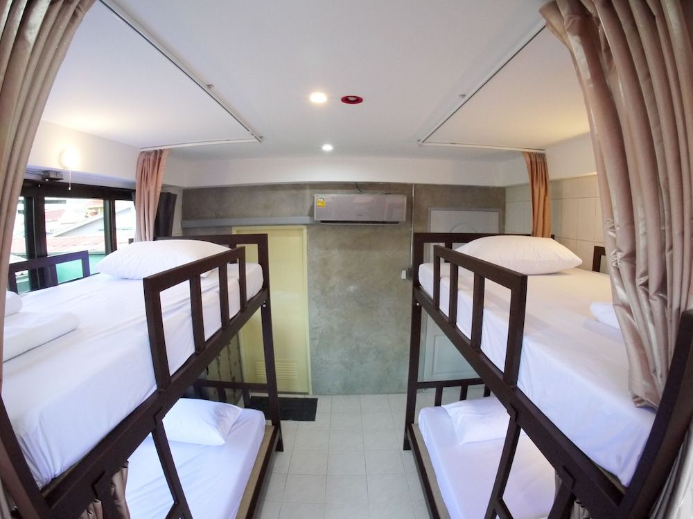 Bed De Bell Hostel Family Room with a Private Bathroom 2