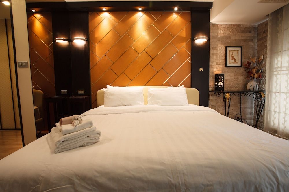 2A - No Impact From Earthquake 2 Bedrooms 2,5 Bathrooms in Central Bangkok Condo, 2 Bedrooms, Accessible, Balcony 2