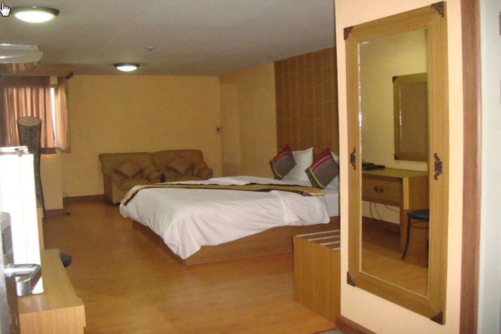 undefined King Royal Garden Inn 8