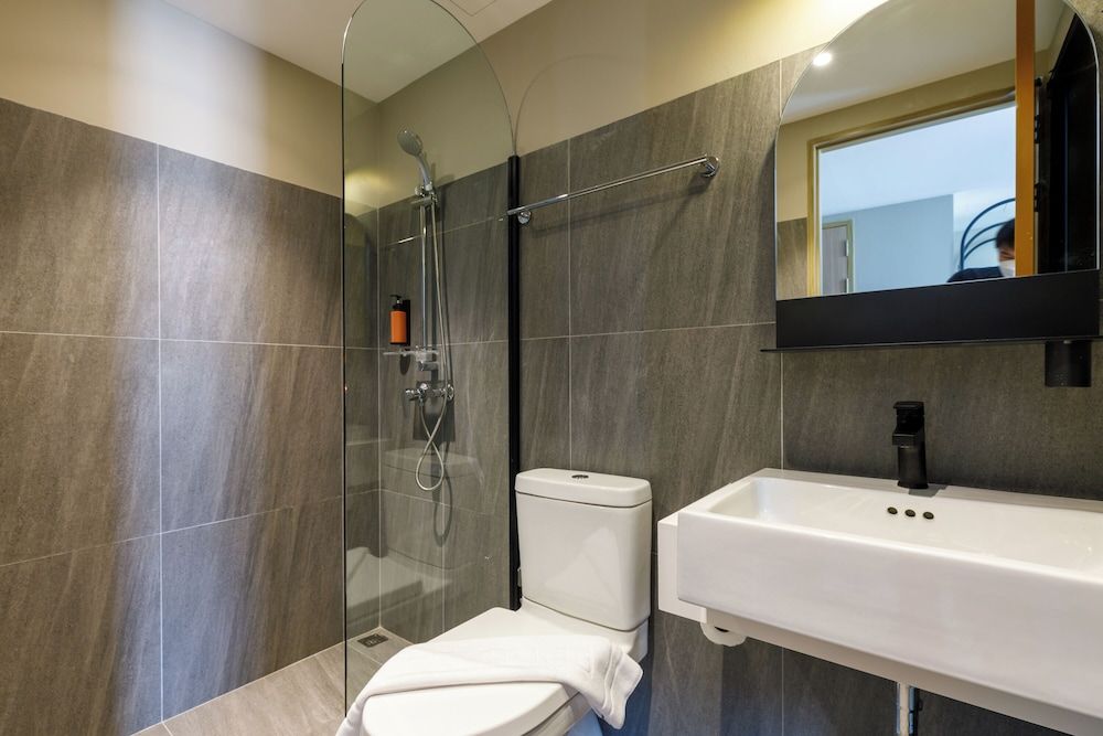 Benjarong Hotel Bangkok Standard Double Room 5