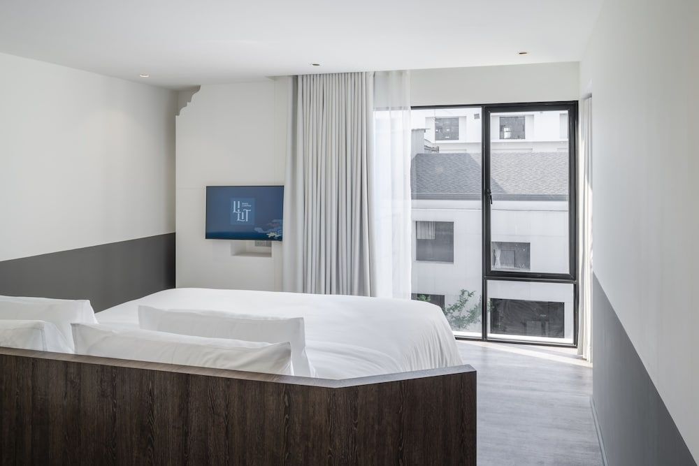 Lilit Bang Lumphu Hotel Studio Suite, Pool View 9