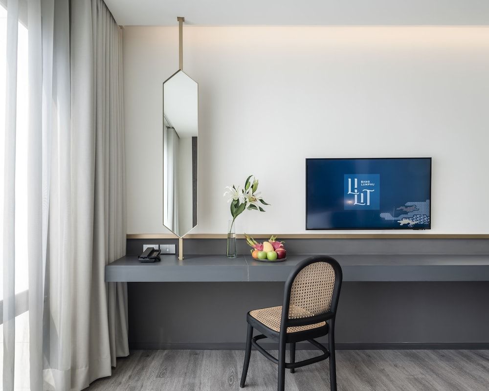 Lilit Bang Lumphu Hotel Studio Suite, Pool View 7