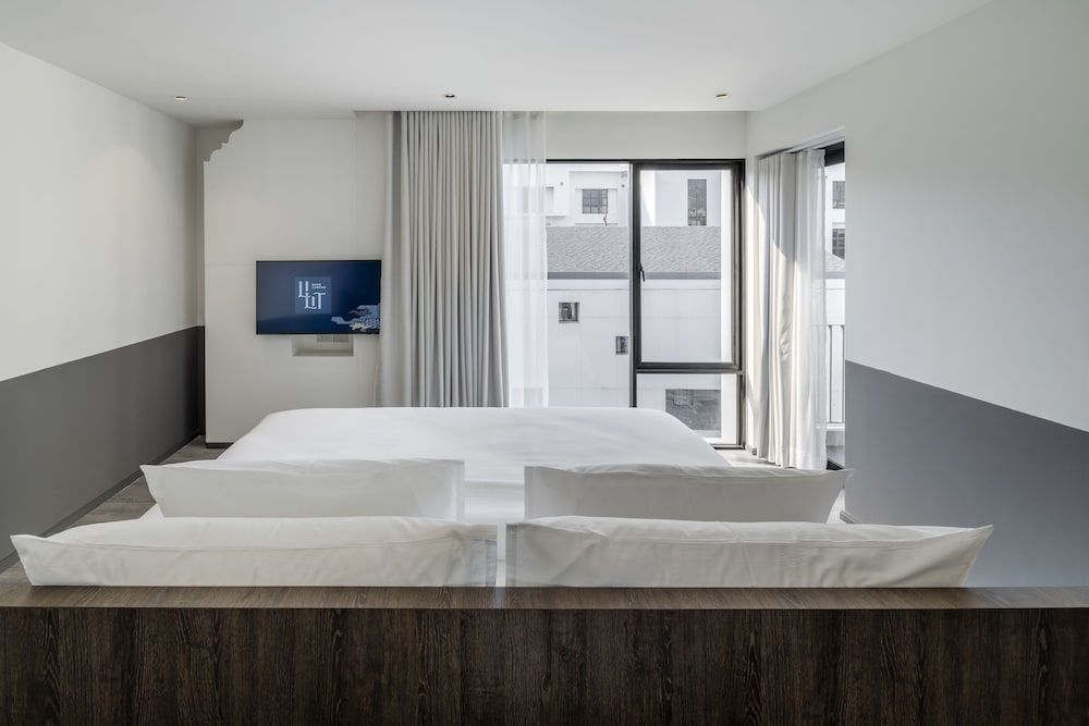 Superior Studio Suite, Pool View