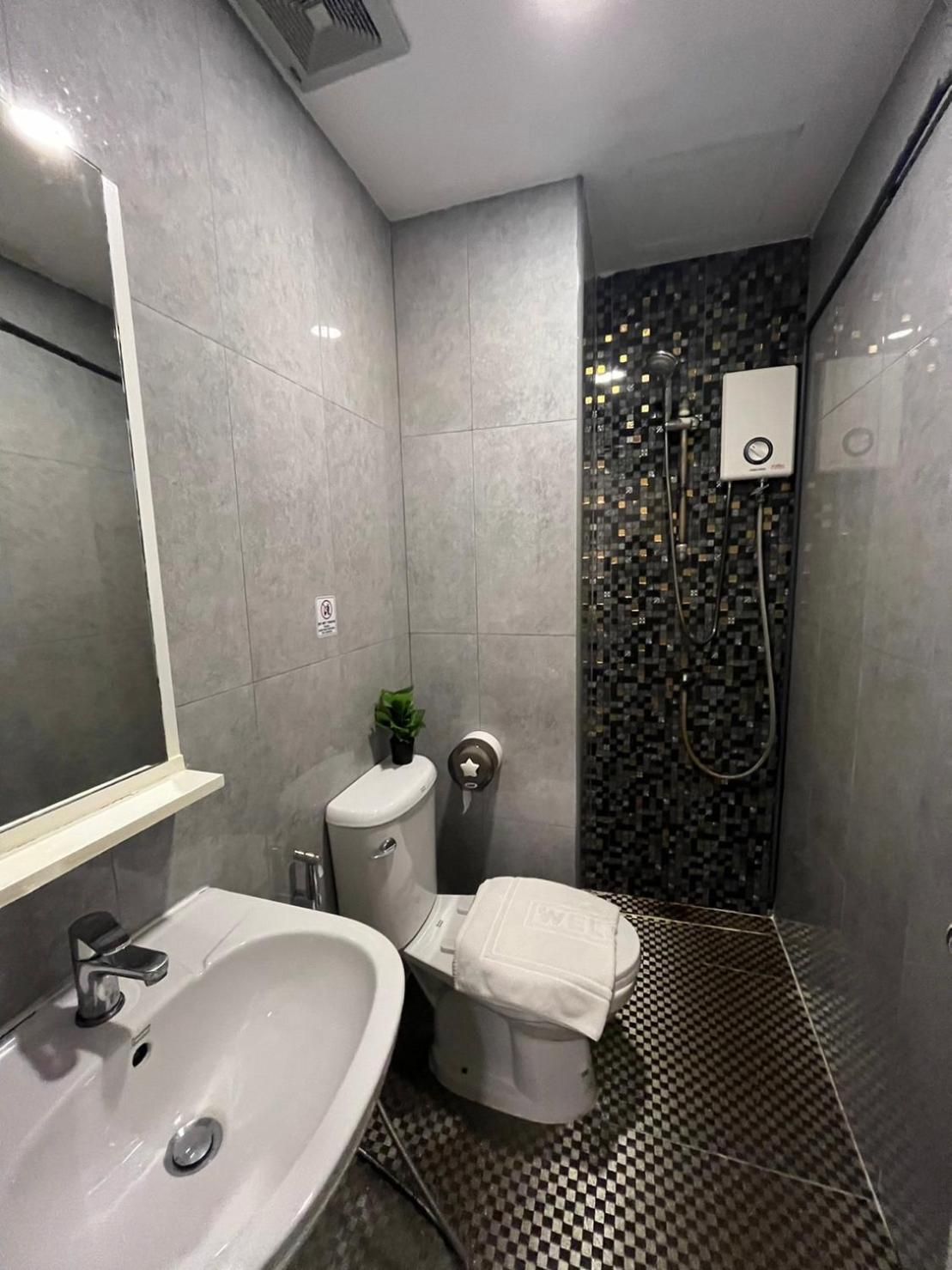 undefined Amber Inn 8