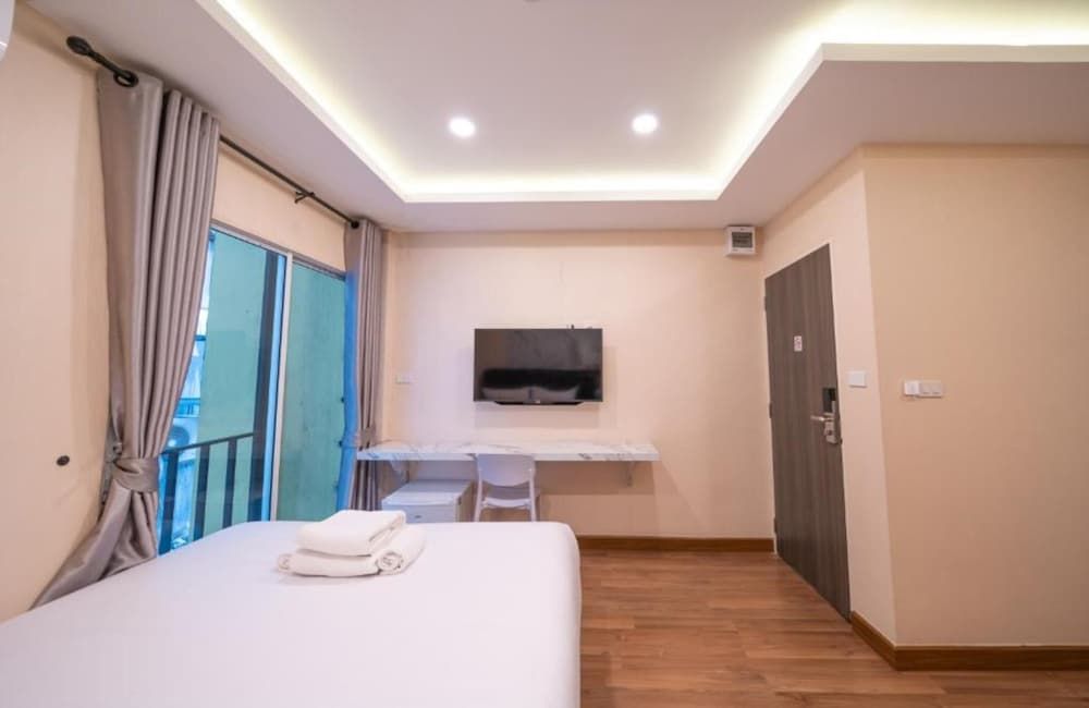 Amber Inn Triple Deluxe with balcony 10