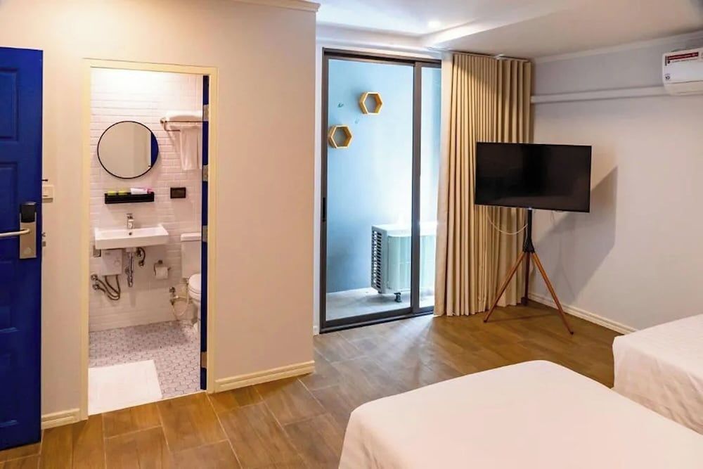 J Place Hotel Standard Room 9