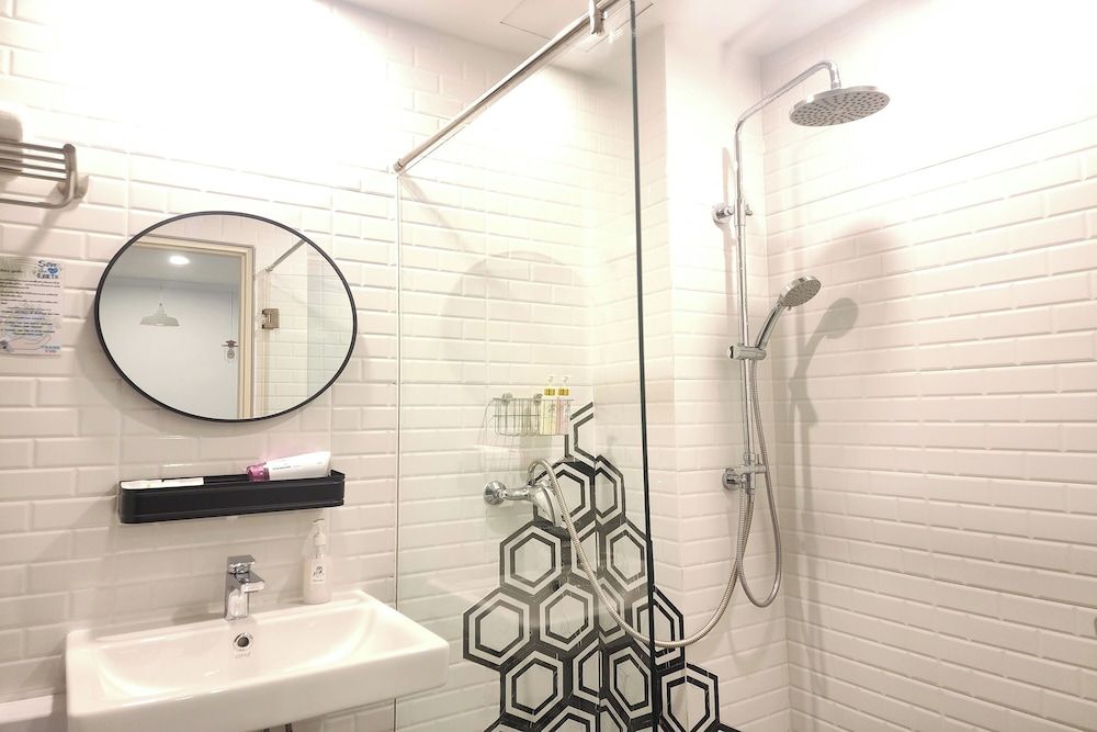 J Place Hotel Standard Room 8