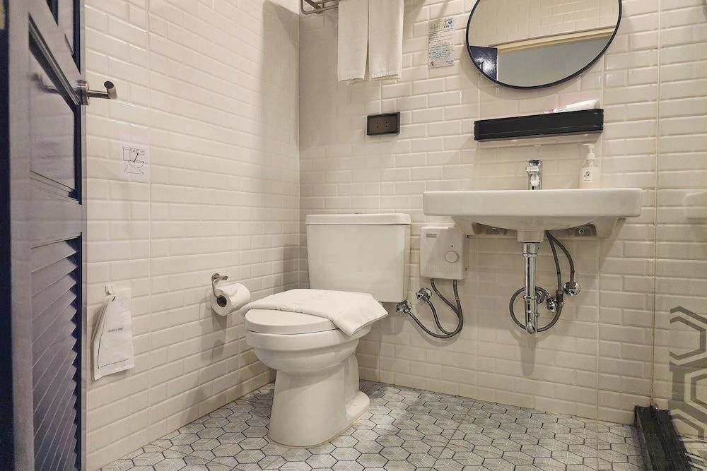 J Place Hotel Standard Room 6