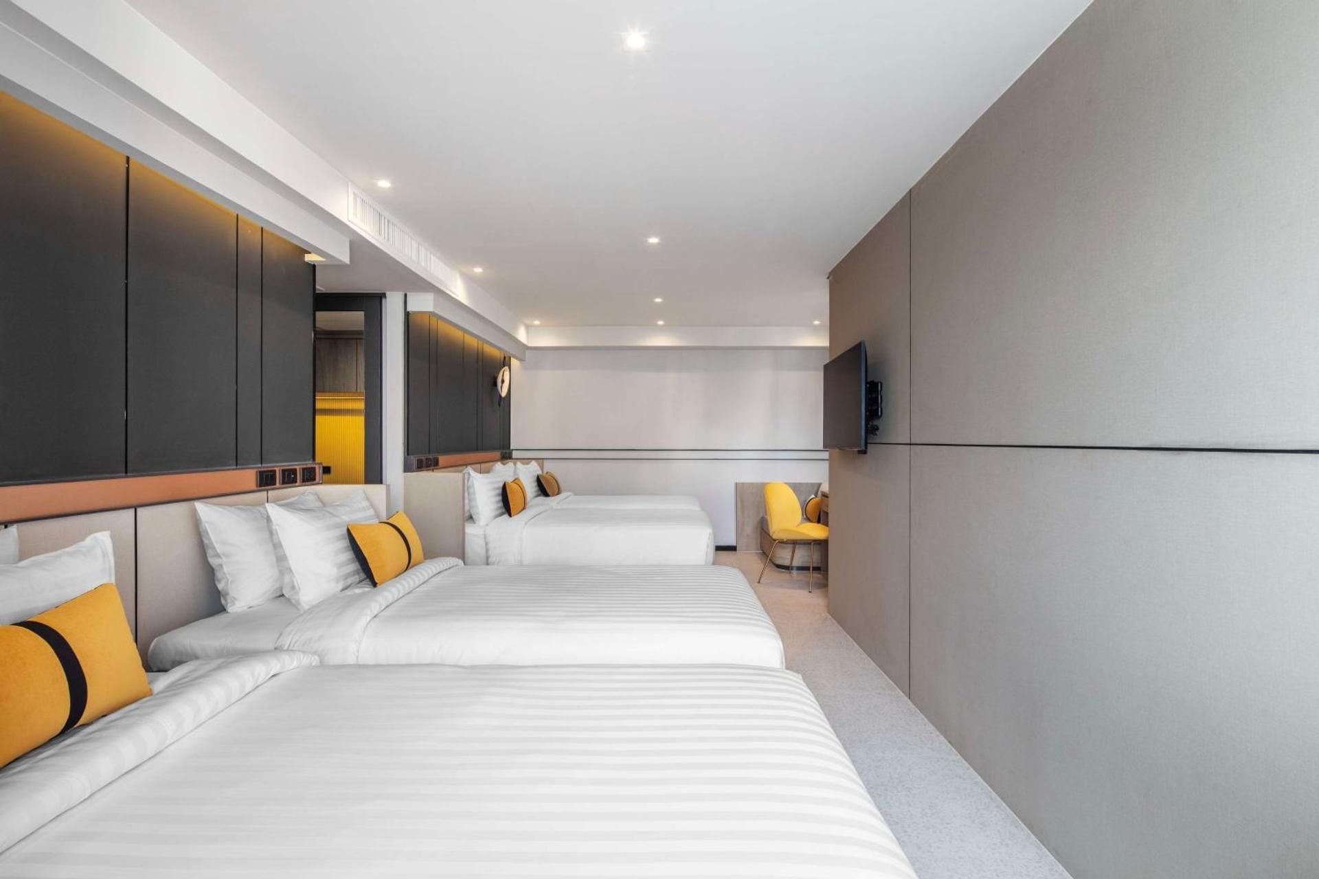 4 Single Beds, Nonsmoking, Family Room, Sitting Corner