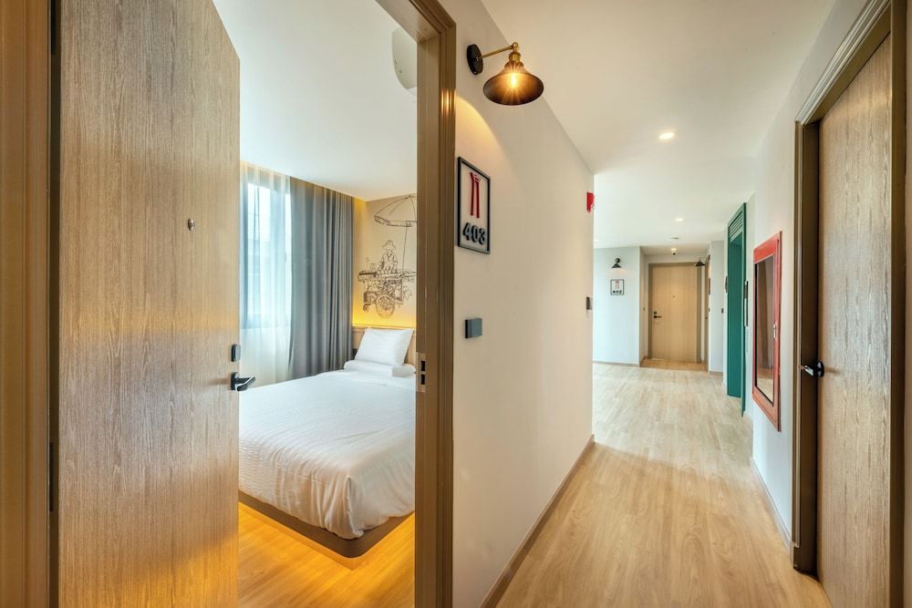 Phra Nakhon Poshtel Superior Double Room 4