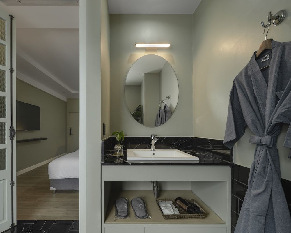 Thomas Bangkok Hotel Standard Double Room 10