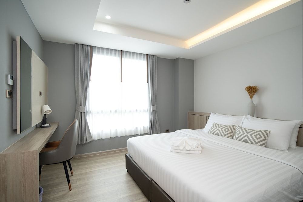 undefined The Riski Hotel at Bangphlat Station 2