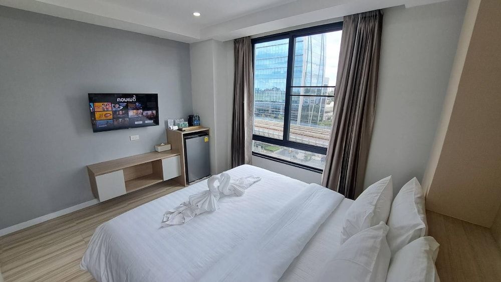undefined The Riski Hotel at Bangphlat Station 10