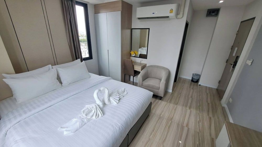 undefined The Riski Hotel at Bangphlat Station 9