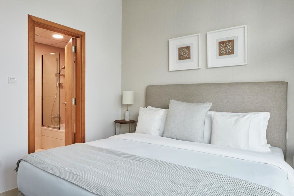 undefined Fantastay Continental Towers 4