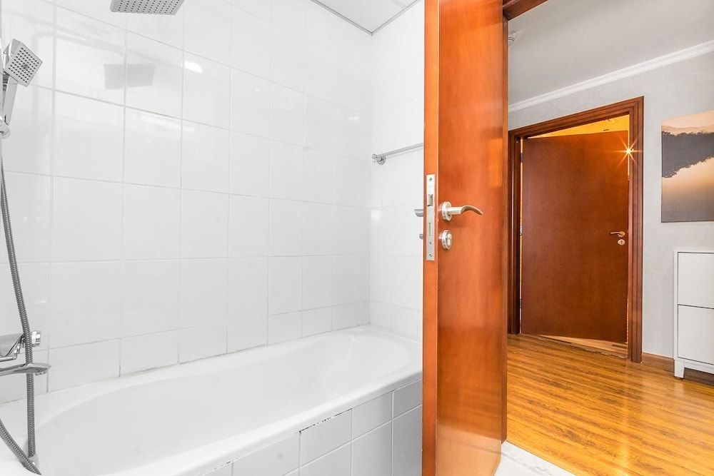 City Nights - 2B Burj Al Nujoom Tower Family Apartment, Multiple Beds, Bay View 15