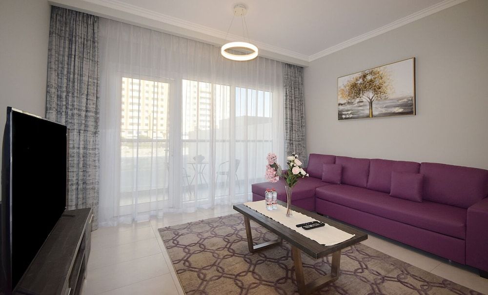 Regent Court Standard Apartment, 1 Bedroom, Pool Access, Park View