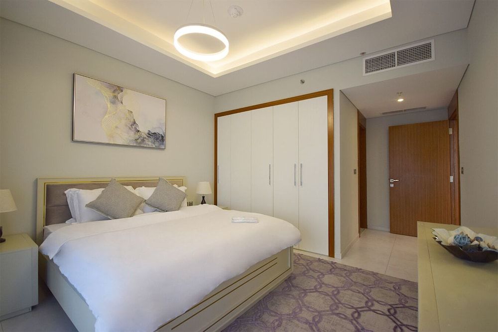 Regent Court Standard Apartment, 1 Bedroom, Pool Access, Park View 4