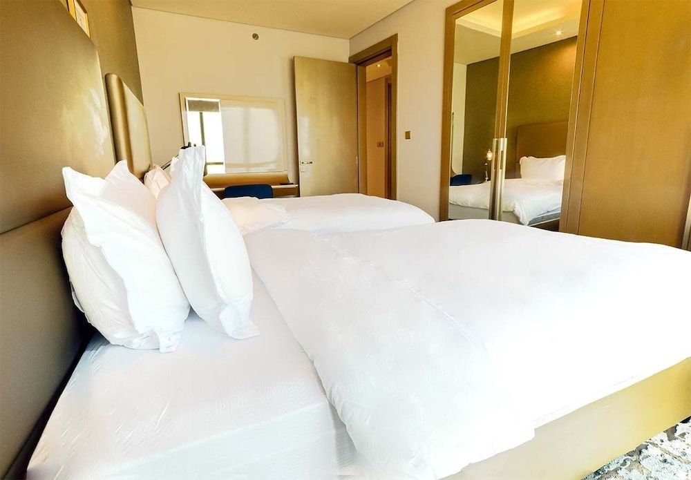 Paramount Standard Apartment, 2 Bedrooms, Pool Access 3