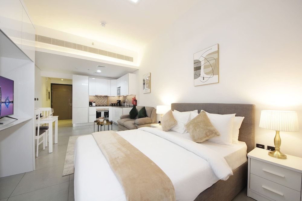 undefined Executive Studio Seven 4