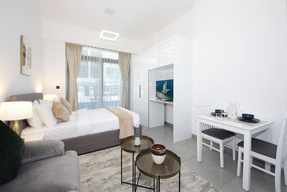 undefined Executive Studio Seven 6