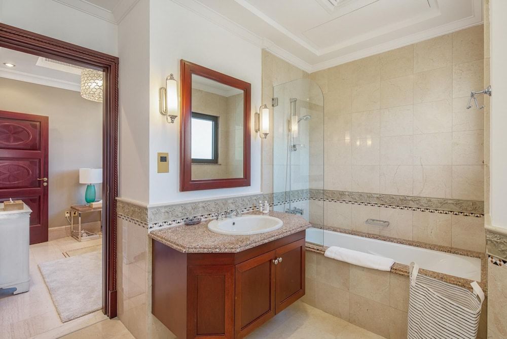 Palm Jumeirah Beach Front XL Villa w Prvt Pool Villa 17