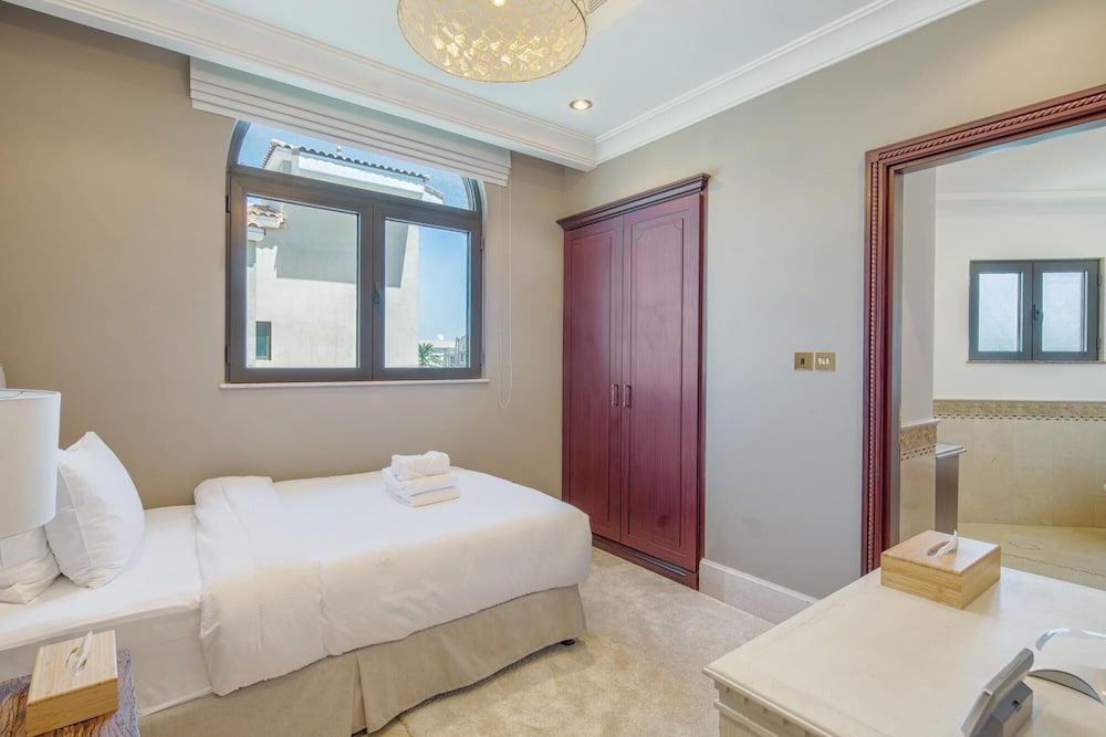 Palm Jumeirah Beach Front XL Villa w Prvt Pool Villa 22