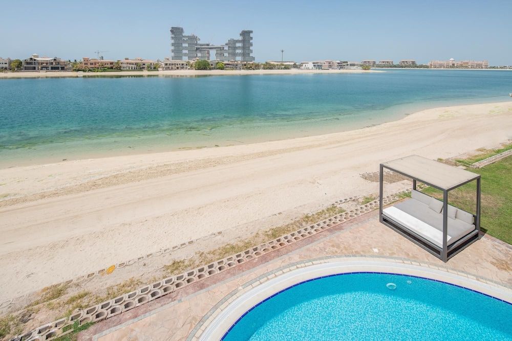 Palm Jumeirah Beach Front XL Villa w Prvt Pool