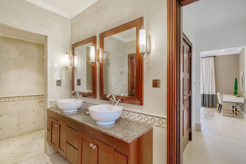 Palm Jumeirah Beach Front XL Villa w Prvt Pool Villa 19