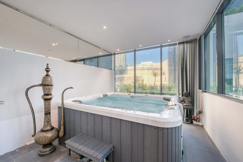 Luxury Apt w Private Jacuzzi Overlooking the Water Apartment 49