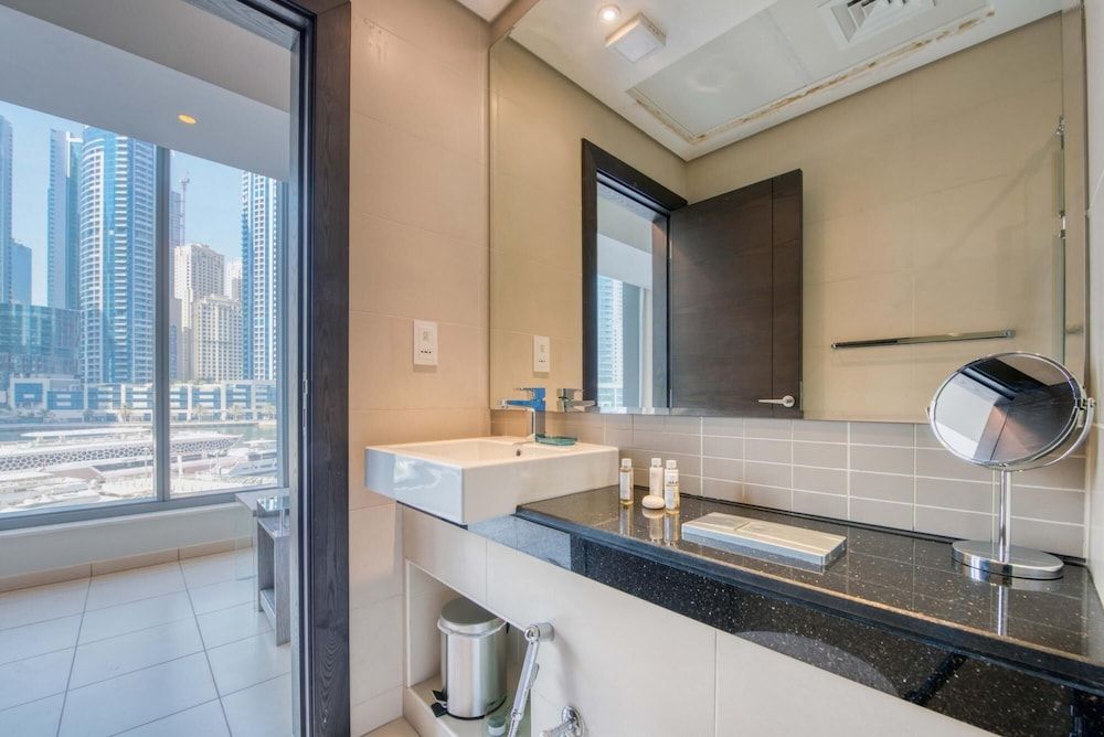 Luxury Apt w Private Jacuzzi Overlooking the Water Apartment 26