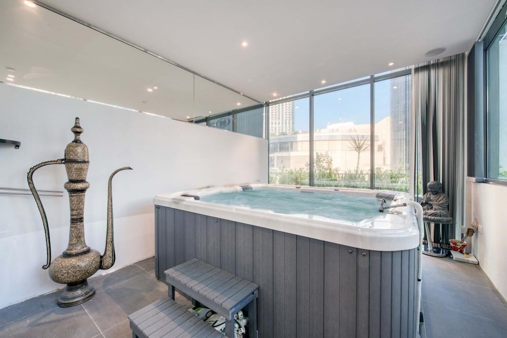 Luxury Apt w Private Jacuzzi Overlooking the Water Apartment 50