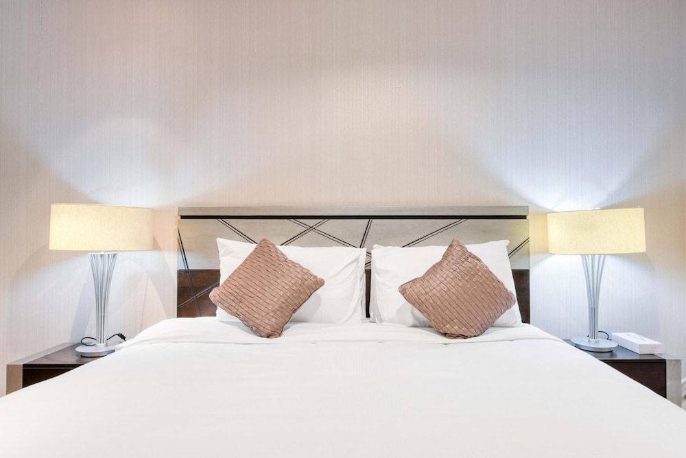 Luxury Apt w Private Jacuzzi Overlooking the Water Apartment 38