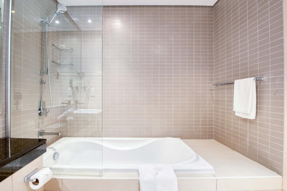 Luxury Apt w Private Jacuzzi Overlooking the Water Apartment 40