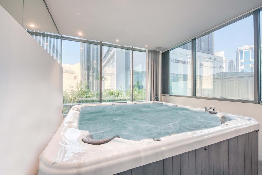 Luxury Apt w Private Jacuzzi Overlooking the Water Apartment 47