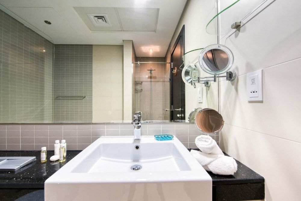 Luxury Apt w Private Jacuzzi Overlooking the Water Apartment 32