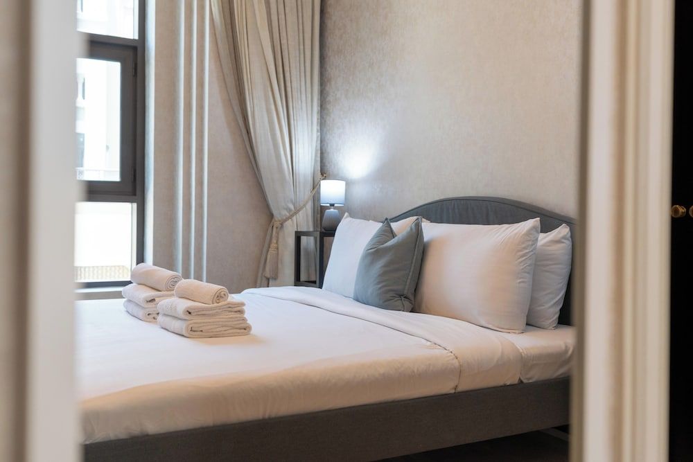 Lux BnB I Souk Al Bahar I Burj Khalifa Views Luxury Apartment 10