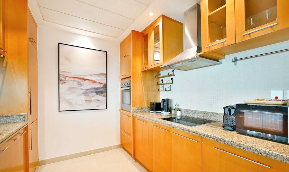 undefined LUX  Marina Promenade 1 BR Prime Loc Apt 4