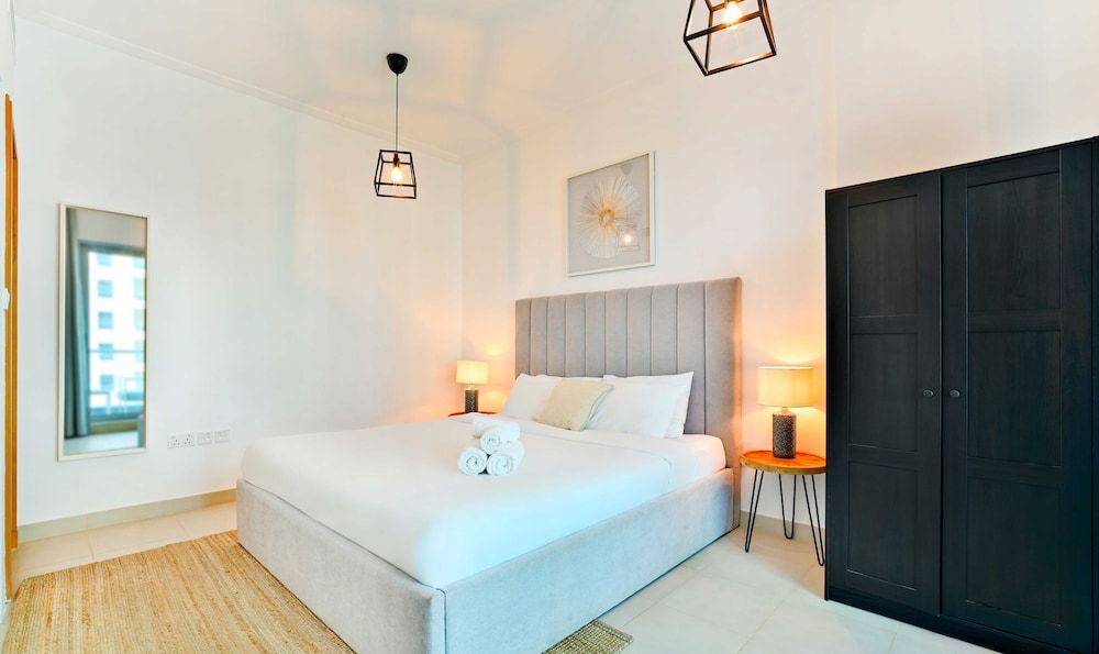 undefined LUX  Marina Promenade 1 BR Prime Loc Apt 3