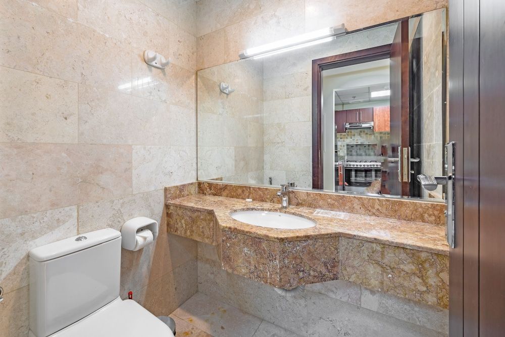 Spacious Apartment With Balcony in Business Bay Apartment (1 Bedroom) 10