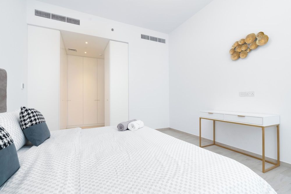 undefined Whitesage - Chic Home in the Heart of JVC with Designer Pool 4