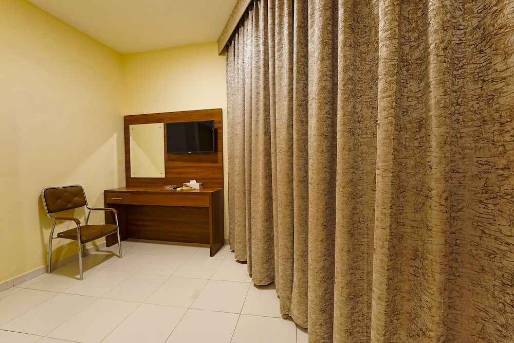 OYO 925 Emirates Hotel