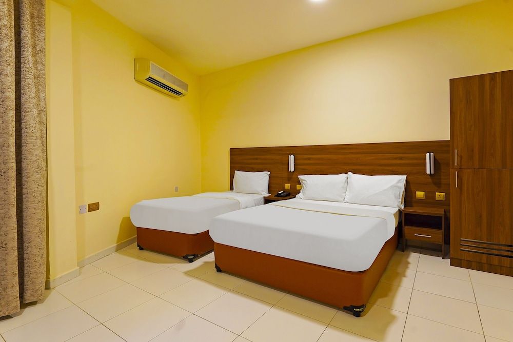 undefined OYO 925 Emirates Hotel 3