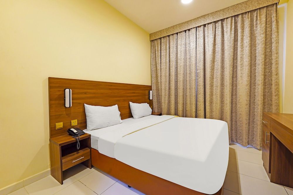 undefined OYO 925 Emirates Hotel 4