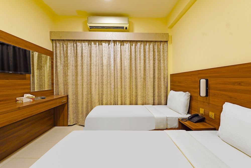 undefined OYO 925 Emirates Hotel 7