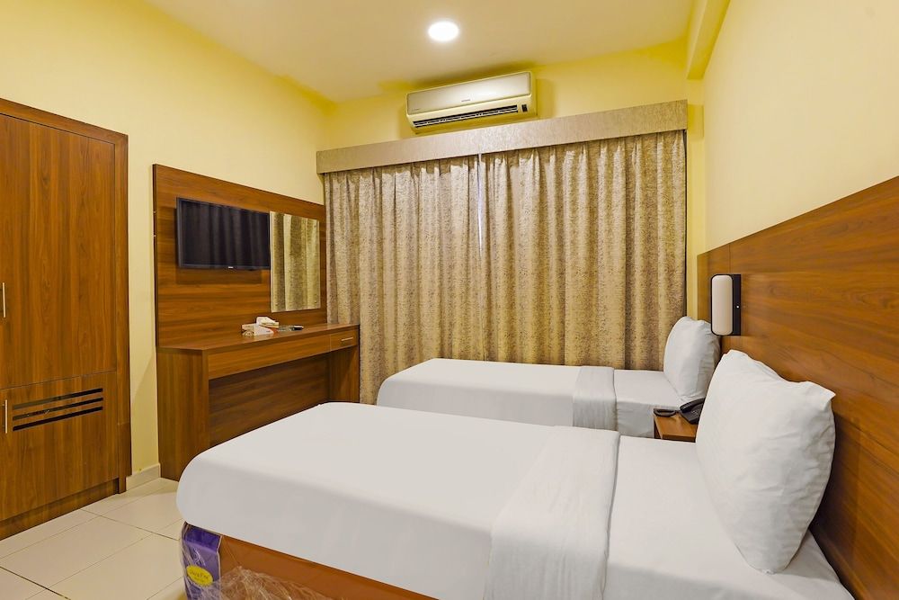 undefined OYO 925 Emirates Hotel 10