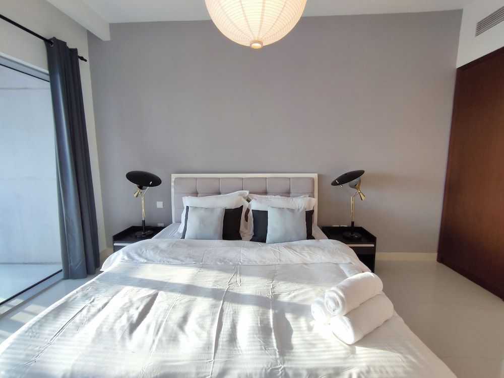 undefined SuperHost - Chic Apartment With Balcony Close to Burj Khalifa 5